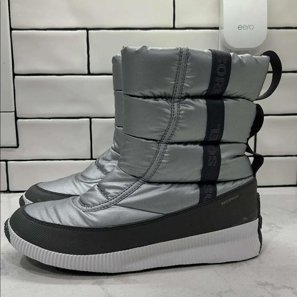 NWT SOREL Out ‘N About Puffy Mid Boot Silver Women’s 12